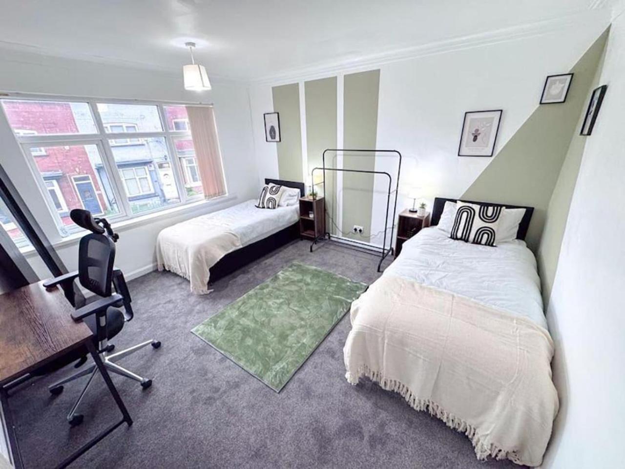 Huge Home Perfect For Working Away, Large Rooms Spacious Living Area, Large Teams Welcomed Leeds  Exteriér fotografie